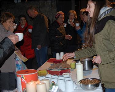 Schülerinnen der Fachschule Frankenberg überraschten Rorate-Besucher mit warmen Getränken und Speisen