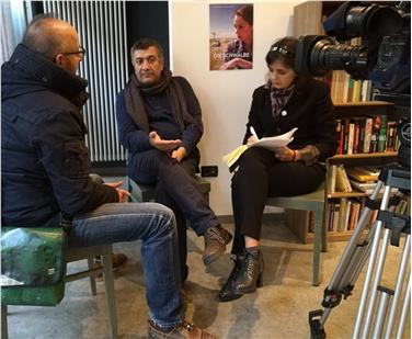 Euregio-Mitarbeiter Armin Gluderer beim Interview mit Regisseur Mano Khalil und Redakteurin Monica Maffei - Foto: EVTZ