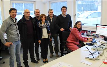 St. Lorenzen: Im Beisein von LR Deeg und BM Ausserdorfer wurde heute ein Schotterwerwk als erstes Unternehmen in St. Lorenzen ans schnelle Internet angebunden - Foto: LPA/Hannes Wisthaler