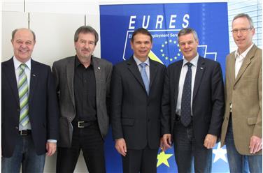 Aus für Eures TransTirolia: Arbeitsmarktpartnerschaft künftig auf Ebene der Europaregion, im Bild der ehemalige Lenkungsausschuss mit Vorsitzendem Helmuth Sinn (Bildmitte) - Foto: LPA