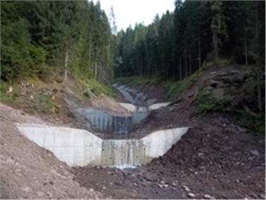 Zur Stabilisierung der Bachsohle und der Seitenhänge des Stetterbaches wurde eine Reihe von Sperren aus Stahlbeton errichtet; das Bauvorhaben wurde auf fünf Projekte aufgeteilt. Foto: LPA/Amt Wildbachverbauung Nord