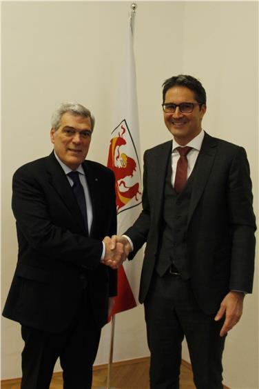 LH Kompatscher verabschiedet sich von Quästor Lucio Carluccio, der in den Ruhestand tritt. Foto: LPA/mb