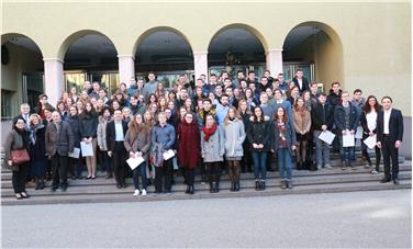 Die ausgezeichneten Maturantinnen und Maturanten mit den Landesräten Philipp Achammer, Christian Tommasini und Florian Mussner sowie den Schulamtsleitern Nicoletta Minnei und Roland Verra. Foto: LPA/me