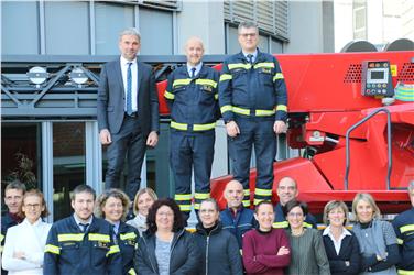 Wechsel an der Spitze der Berufsfeuerwehr:(ganz oben v.li.) Zvilischutzlandesrat Schuler, scheidender Kommandant Preyer, neuer Kommandant Alber. Foto: LPA/mac