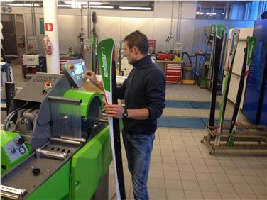 18 neu ausgebildete Skiservicetechniker haben jüngst ihr Diplom erhalten