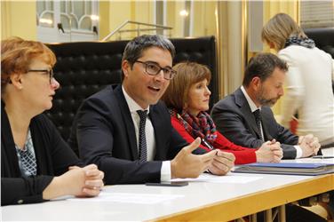 Unterzeichnung des bereichsübergreifenden Kollektivvertrages am 13. Oktober 2016./Foto LPA rm