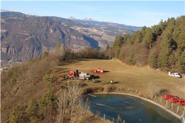 Vereinte Einsatzkräfte am Löschweiher in Seit. Foto: LPA/Maja Clara