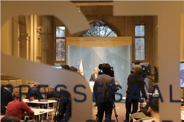 Stärkung der Laimburg als Ziel der Reorganisation: Landesrat Schuler bei der Pressekonferenz. Foto: LPA/Maja Clara
