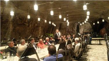 Schwerpunkt Pflanzengesundheit im Versuchszentrum Laimburg: Landwirtschaftslandesrat Schuler (stehend) beim Treffen mit den Obmännern der Obstgenossenschaften im Felsenkeller der Laimburg. Foto: LPA/mac