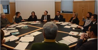 Der italienische Kulturbeirat des Landes traf sich unter dem Vorsitz von Landesrat Christian Tommasini (4. v.l.) vor Kurzem zur ersten Sitzung. Foto: LPA/ M. Diquirico