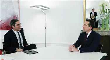 Landeshauptmann Kompatscher im Gespräch mit Bundeskanzler Kern - Foto: Bundeskanzleramt/Andy Wenzel