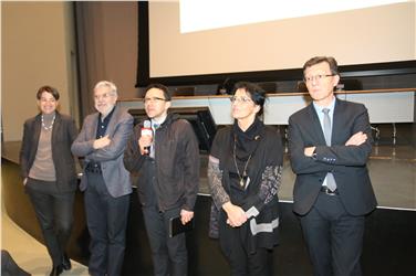 Landesrat Christian Tommasini (Mitte), Schulamtsleiter Peter Höllrigl (1. v.r.), Schulamtsleiterin Nicoletta Minnei (2. v.r.) und Bereichsdirektor Rudolf Meraner (2. v.l.) begrüßte die Teilnehmer der Tagung. Foto: LPA/me