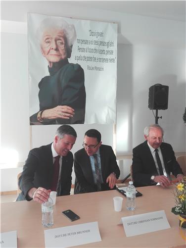 Feier zur Namensgebung der Grundschule Rita Levi-Montalcini: Landeshauptmannstellvertreter Christian Tommasini (Mitte), Bürgermeister Peter Brunner (links) und Vizebürgermeister Claudio Delpiero (rechts). Foto: LPA/F. Oliver