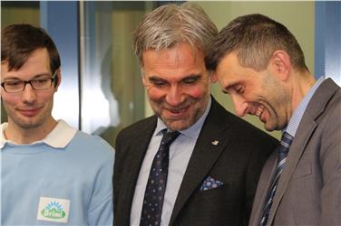 Verstärkte Zusammenarbeit: Landesrat Schuler (Mitte) mit seinem Trentiner Amtskollegen Dallapiccola (re.) und Brimi-Qualitätsmanager Georg Leitner. Foto: LPA/Maja Clara