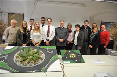 Präsentation der Vorschläge im Gemeindesaal Sterzing mit Bürgermeister Fritz Karl Messner, Vertretern der Gemeinde und der Fachschule Laimburg