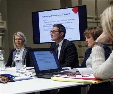 An der jüngsten Sitzung des Landesfamilienbeirats nahm auch LH Kompatscher teil - Foto: LPA/Elisabeth Parteli