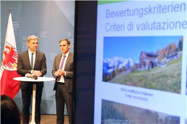 Ergebnisse des Runden Tisches zu den Almerschließungen vorgestellt: Land- und Forstwirtschaftslandesrat Schuler (links) und Umweltlandesrat Theiner. Foto: LPA/RT