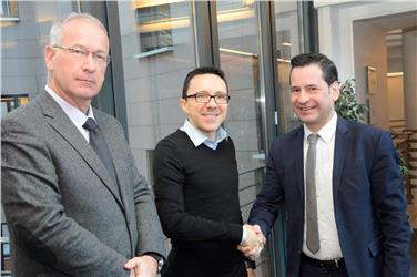 Dem neuen Direktor der Landesabteilung Hochbau und Technischer Dienst, Gustavo Mischí (r.), gratulieren Bautenlandesrat Christian Tommasini (m.) und Ressortdirektor Paolo Montagner (l.) zur neuen Aufgabe. Foto: LPA/M.Diquirico