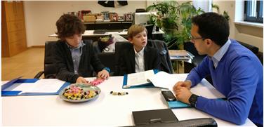 Landesrat Christian Tommasini (r.) sprach mit den Vertretern der Kinderstadt Gabriel Zen (l.) und Roberto Mazzaroppi (Mitte) über Kinder und Rechte. Foto: LPA/J. Bosio