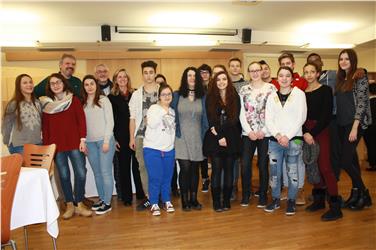 Schülerinnen und Schüler, die am Projekt Booktrailer teilgenommen haben, zusammen mit den anwesenden Autoren. Foto: LPA/F. Grigoletto