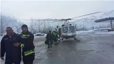 Die Helfer aus Südtirol haben diesen Platz in Ascoli Piceno von den Schneemassen befreit, damit der Hubschrauber seine Evakuierungsflüge durchführen konnte. Foto: LPA/Agentur für Bevölkerungsschutz