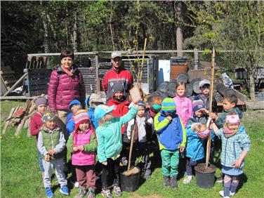 Die freie Natur erleben, Jahreszeiten und Wetter spüren: das können die Kindergartenkinder von Prad am Stilfserjoch seit Herbst 2015 bei den Wald- und Hüttentagen in Tschirn. Foto: LPA