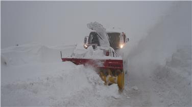 Mit großen Fräsen und Teleskopladern befreien die Männer des Südtiroler Einsatzzuges die Straßen zu den Fraktionen um Montemonaco in der Provinz Ascoli Piceno weiter von den Schneemassen. Foto: LPA/Agentur Bevölkerungsschutz
