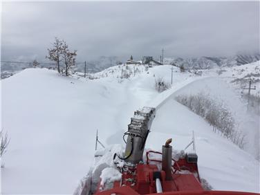 Weiter mit Schneeräumarbeiten beschäftigt sind die Mannschaften des Hilfszuges des Südtiroler Bevölkerungsschutzes. Foto: LPA/Agentur für Bevölkerungsschutz