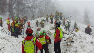 Seit Sonntag sind fünf Männer des BRD, zwei des CNSAS und drei der Bergrettung Osttirol bei der Vermisstensuche im Hotel Rigopiano im Einsatz. Foto: LPA/BRD/CNSAS