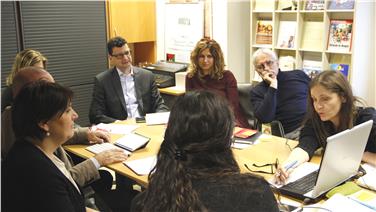 Eine Mitarbeiterin der Hilfsorganisation Cospe, erklärt den Gesprächspartnern des Landes Südtirol die Ergebnisse des Projektes in Ecuador. Foto: LPA/mgp