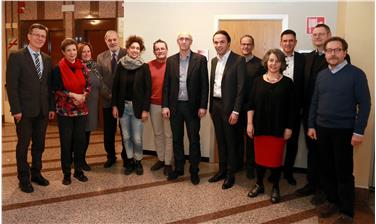 Gustav Tschenett (6. v.l.) wird Nachfolger von Hartwig Gerstgrasser (7. v.l.) – hier im Bild zusammen mit LR Philipp Achammer (8. v.l.), Ressortdirektor Peter Höllrigl (1. v.l.) und den Direktoren der Landesberufsschulen. Foto: LPA/Ingo Dejaco