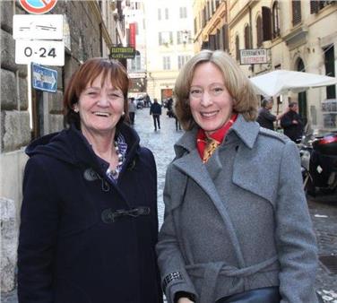 Landesrätin Stocker mit der Vertreterin der österreichischen Botschaft Gerda Vogl