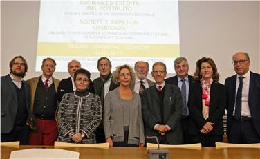 vorn (v.l.n.r.): Anna Simonati, Christine Roilo, Salvatore Settis, Renata Codello; hinten: Martin Bredenbeck, Zeno Bampi, Hans-Jörg Ruch, Bernhard Furrer, Giorgio Bonsanti, Florian Mussner, Valentino Pagani (Walter Hauser fehlt) FOTO: LPA /R. Clara