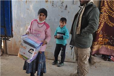 Auch diese Familie erhält ein Hilfspaket, das ihr bei ihrer Rückkehr in ihre Ortschaften vor übermäßigem Schmutz und Kälte helfen soll. Foto: LPA/Un ponte per.