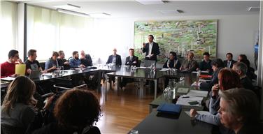 Bildungslandesrat Philipp Achammer traf sich mit Vertretern der Schulverwaltung, Interessensgruppen und Gewerkschaften, um gemeinsam Vorschläge für das geplante Mitbestimmungsgesetz für Kindergärten und Schulen zu erarbeiten. Foto: LP