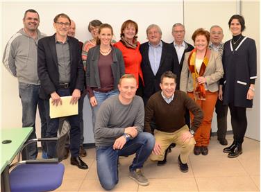 Landesrätin Stocker mit der Arbeitsgruppe Landessportzentrum - Foto: LPA/Ulrike Griesser