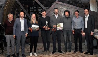 Die jungen Europameister im Gartenbau: Evi Tschager (3. v.l.), Felix Unterhofer (4. v.l.) und Florian Unterhofer (5. v.l.) mit Landesrat Philipp Achammer (1. v.r.), Schuldirektor Paul Miar (2. v.l.), Koordinator Florian Stuefer (1. v.l.). Foto: LPA