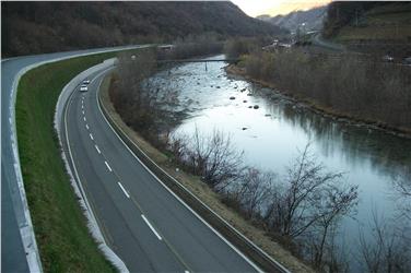 Am Eisack nördlich von Bozen beginnt das Amt für Wildbach- und Lawinenverbauung Nord  der Agentur für Bevölkerungsschutz in der kommenden Woche mit Holzungsarbeiten. Foto: LPA/Amt für Wildbach- und Lawinenverbauung Nord