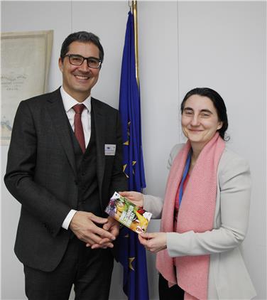 LH Kompatscher bereitet schon den Weg für die nächsten Schritte vor und besprocht seine Vorschläge mit Elisabetta Siracusa, der Vizekabinettschefin des EU-Kommissars für Landwirtschaft. Foto: LPA/Alex. Louvet