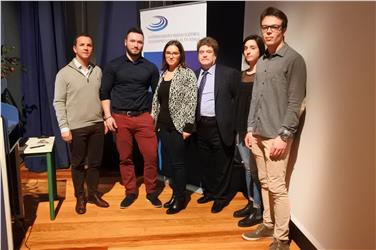 (v.l.n.r.) Die Referenten Michael Gilli, Alessio Malandruccolo, Alice Vittoriosi, Mauro Chiarel und die Moderatoren des Treffens Sara Morghen und Giacomo Fabris. Foto: LPA/I. Kustatscher