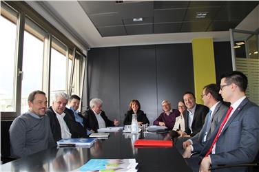 Landesrätin Deeg im Gespräch mit den Vertretern von Handelskammer, Gemeinden und SIAG - Foto: LPA/Elisabeth Parteli