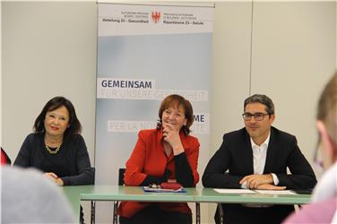 Landeshauptmann Kompatscher, Landesrätin Stocker und Hausärzte-Gewerkschafterin Susanna Hofmann am Verhandlungstisch - Foto: LPA/jw