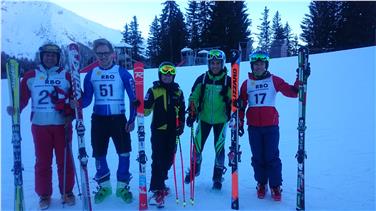 Teilnehmer aus Dietenheim im Schifahren (v.l.n.r.): Gianfranco Di Matteo (Lehrperson für Italienisch), Florian Zingerle, Daniel Hintner, Michael Oberhammer (Schi alpin Schüler, 1. Platz), Michael Nocker (Lehrperson für Sport, Lehrpersonen,