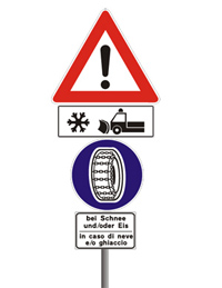 Die Straßenschilder, die auf winterliche Straßenverhältnisse, Winterreifenpflicht und Schneeräumfahrzeuge im Einsatz hinweisen.
