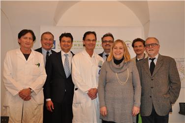 Die Länder Salzburg und Südtirol wollen ihre Zusammenarbeit im Bereich der Mikrochirurgie ausbauen - Foto: LPA