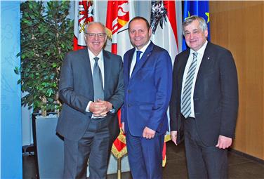 Steen Bach Nielsen (STRING Vorsitzender), Tirols LHStv Josef Geisler und LR Florian Mussner beim Erfahrungsaustauch über die grenzüberschreitenden Tunnelprojekte Fehmarnbelt und Brenner Basistunnel (FOTO:© Land Tirol/Huldschiner)
