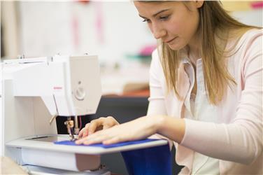 Kleider nähen und pflegen: Die Fachschule Haslach bietet zahlreiche Kurse in diesen Bereichen an. Foto: Fachschule Haslach