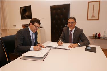 Mit der Unterzeichnung einer Vereinbarung durch Landeshauptmann Arno Kompatscher und den Vorstandsvorsitzenden der Leitner AG, Anton Seeber, wurde gestern eine Voraussetzung für die Betriebserweiterung geschaffen - Foto: LPA/Raffael Mooswalder