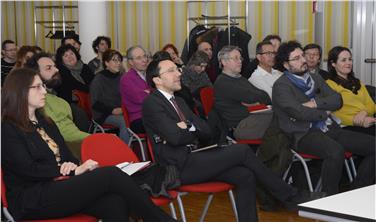 Am Treffen im Bürgerzentrum des Stadtviertel Don Bosco nahmen zahlreiche Interessierte teil, um das Projekt "Kulturläden" vorzustellen. Im Bild auch LR Tommasini (2. v.l., 1. Reihe).