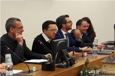 Die Bildungswoche an der Mittelschule Filzi in Leifers mit Teilnehmern aus Lettland und Schweden wurde heute im Rathaus eröffnet. Foto: LPA/F. Grigoletto